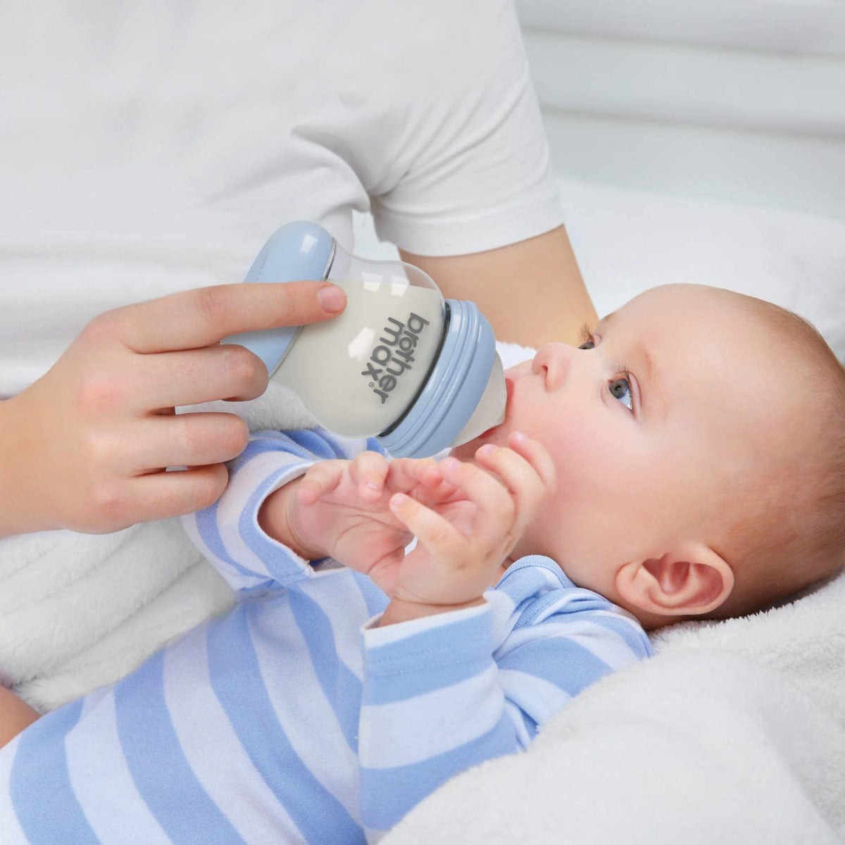 Brother MaxÂ  Pp Anti Colic Feeding Bottle 240Ml/8Oz + M Teat Blue BROTHERMAX Yallatoys