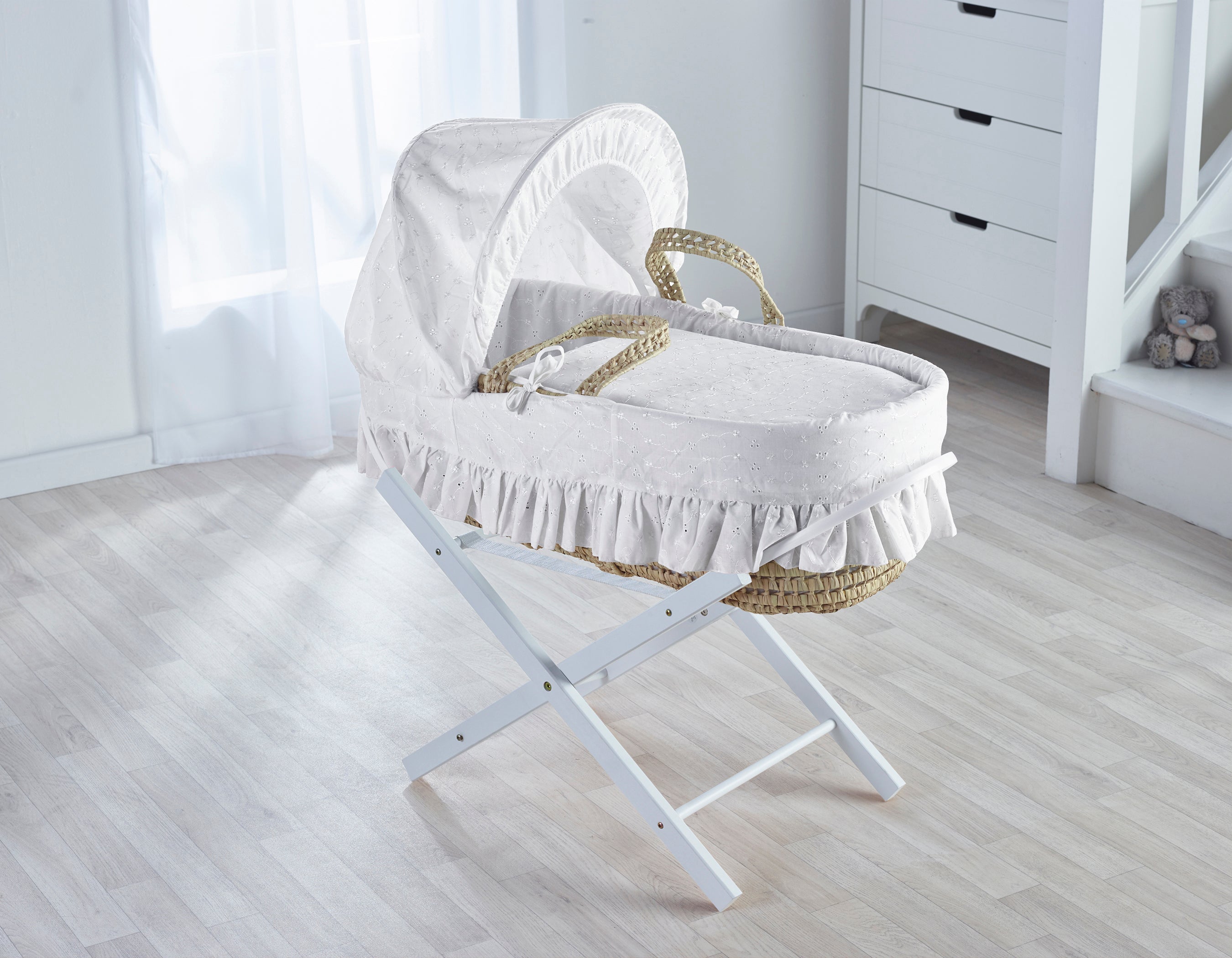 Kinder Valley Broderie Anglaise White Palm Moses Basket with Folding Stand Kinder Valley Yallatoys