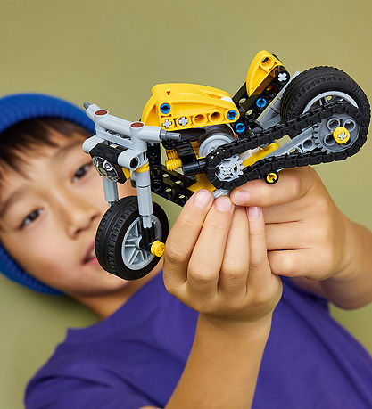 Lego Technic 42225 Yellow Motorcycle Lifetsyle