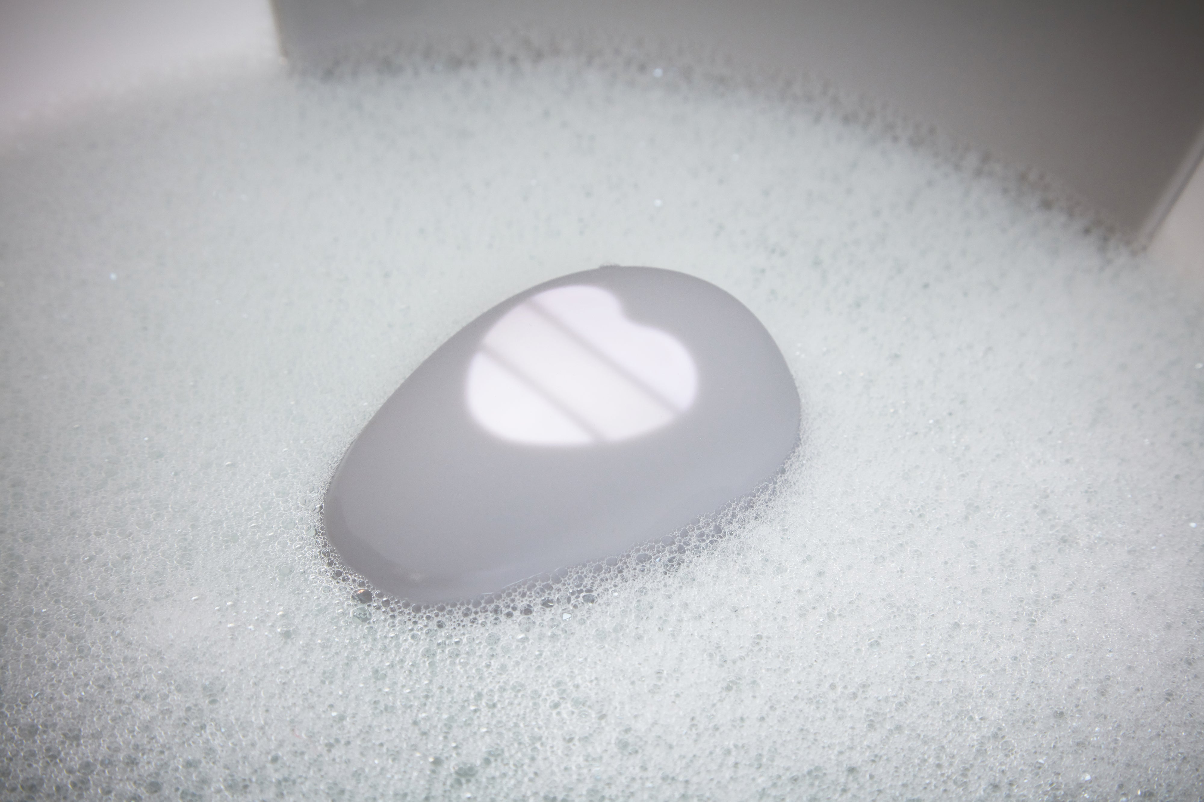 Shnuggle Pebbly Baby Bath Thermometer Grey Shnuggle Yallatoys