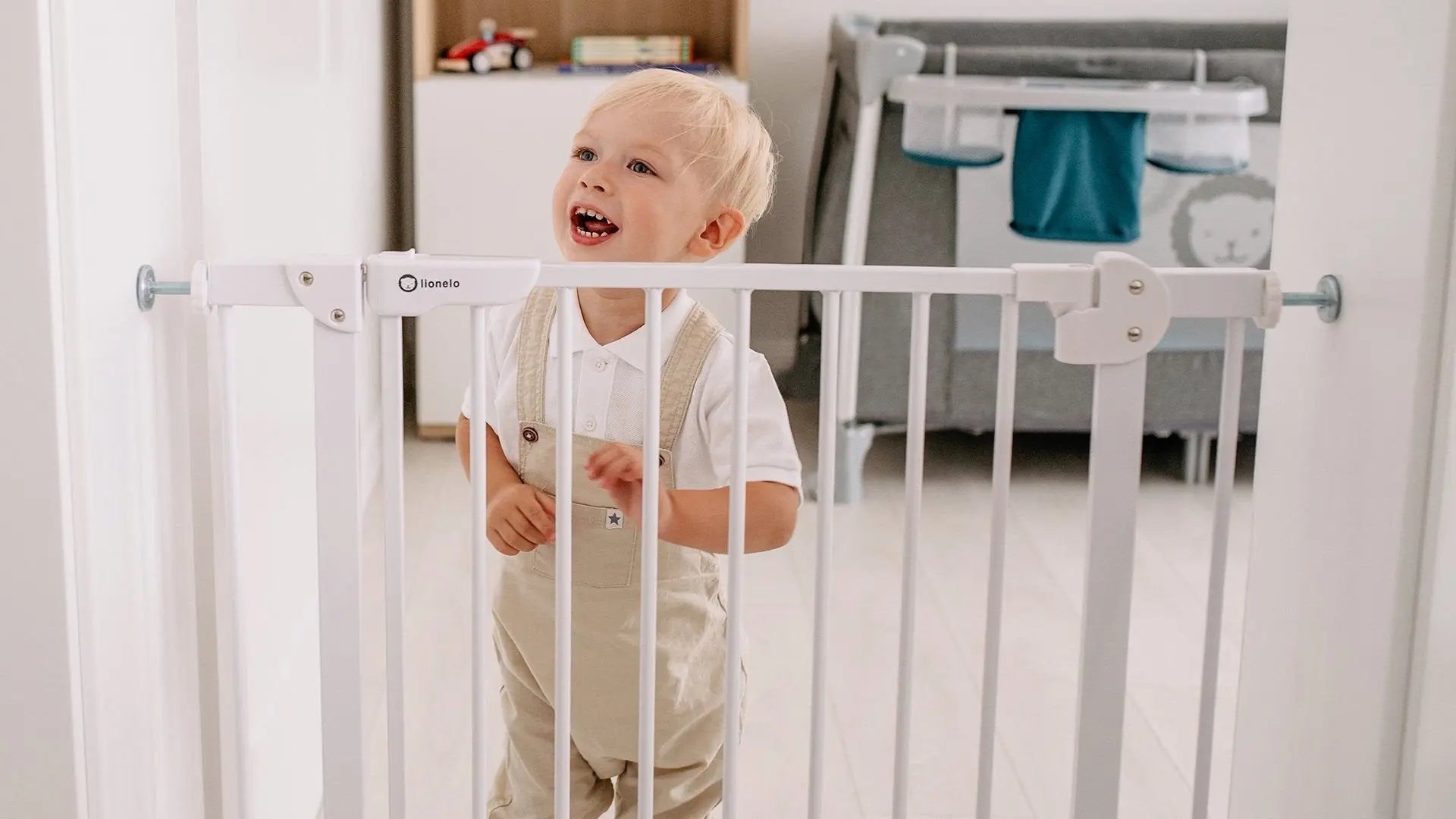 Lionelo Truus Slim with LED Lamp Stair Safety Gate White Yallamomz Yallatoys