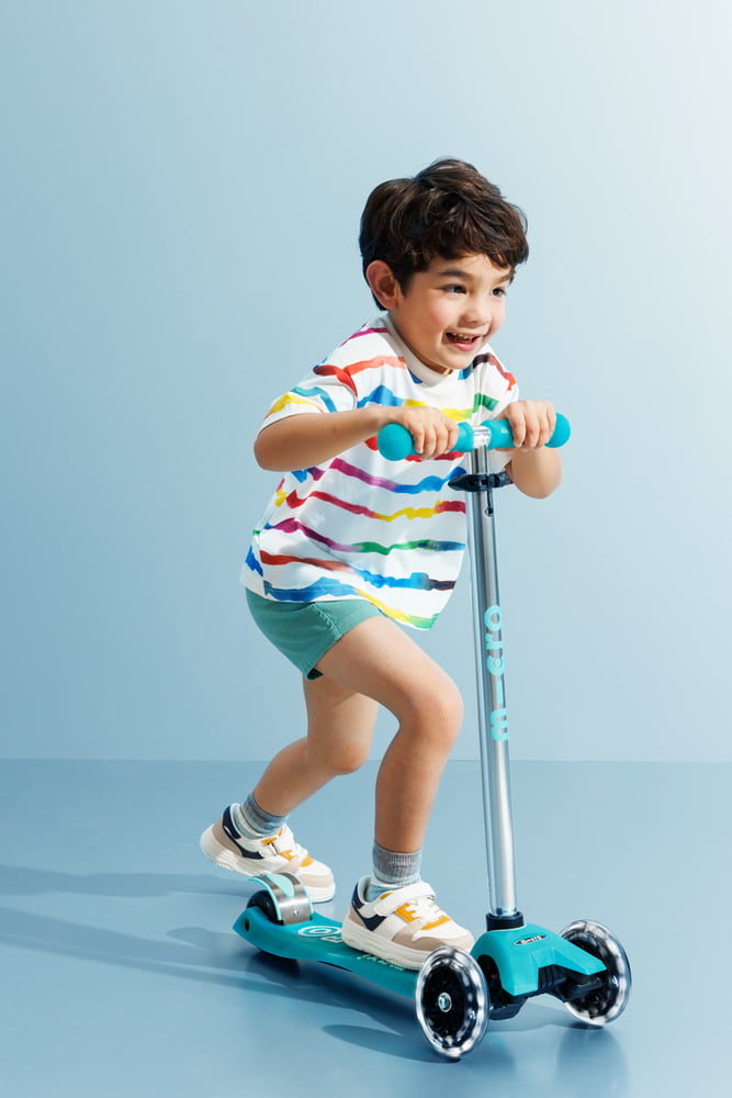 Buy Micro Maxi Deluxe Glow LED Jelly 3 Wheels Scooter Green | Yallatoys.com