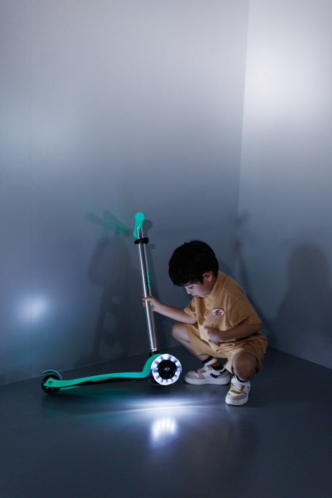 Buy Micro Maxi Deluxe Glow LED Jelly 3 Wheels Scooter Green | Yallatoys.com