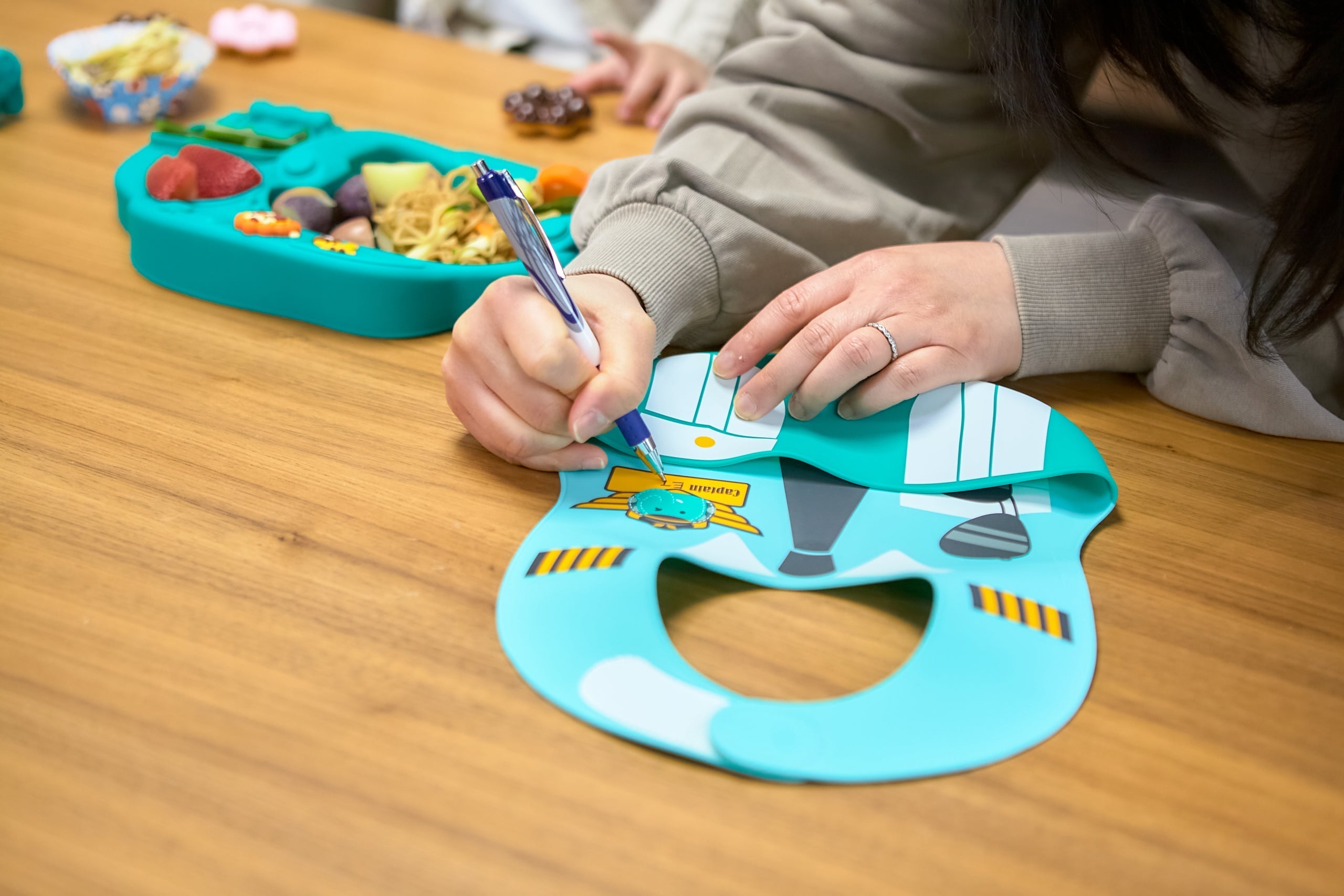 Marcus N Marcus  Creativplate Toddler Meal Time Set  Little Pilot  Olie Marcus & Marcus Yallatoys